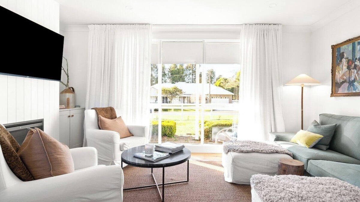 Robertson House | This house is a 3 bedroom(s), 1.5 bathrooms, located in Robertson, NSW.