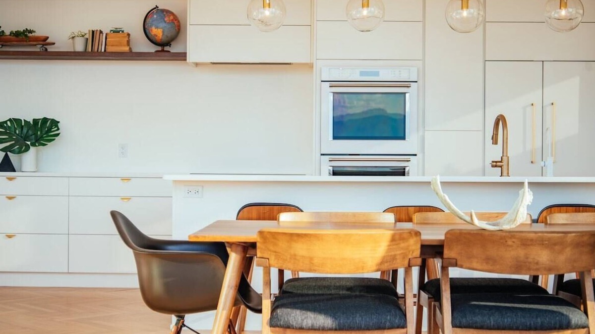 Southwest Mission House | This house is a 3 bedroom(s), 3.5 bathrooms, located in Kelowna, BC.