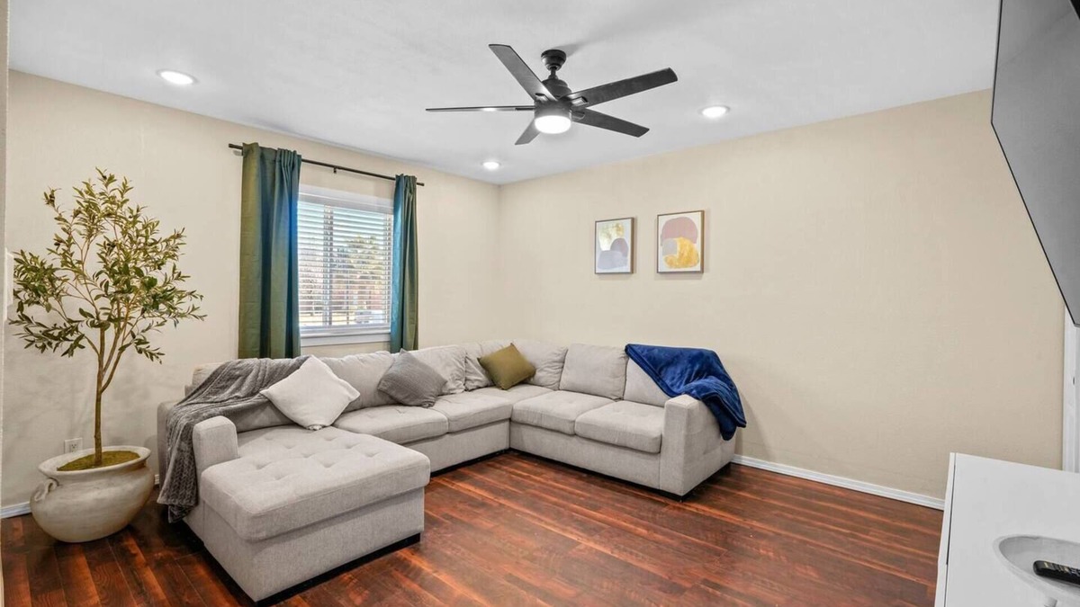 Biggs Field House | This house is a 4 bedroom(s), 2 bathrooms, located in El Paso, TX.