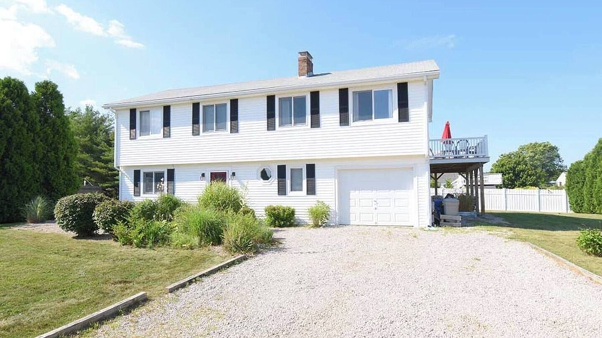 Eastward Look House | This house is a 5 bedroom(s), 2 bathrooms, located in Narragansett, RI.