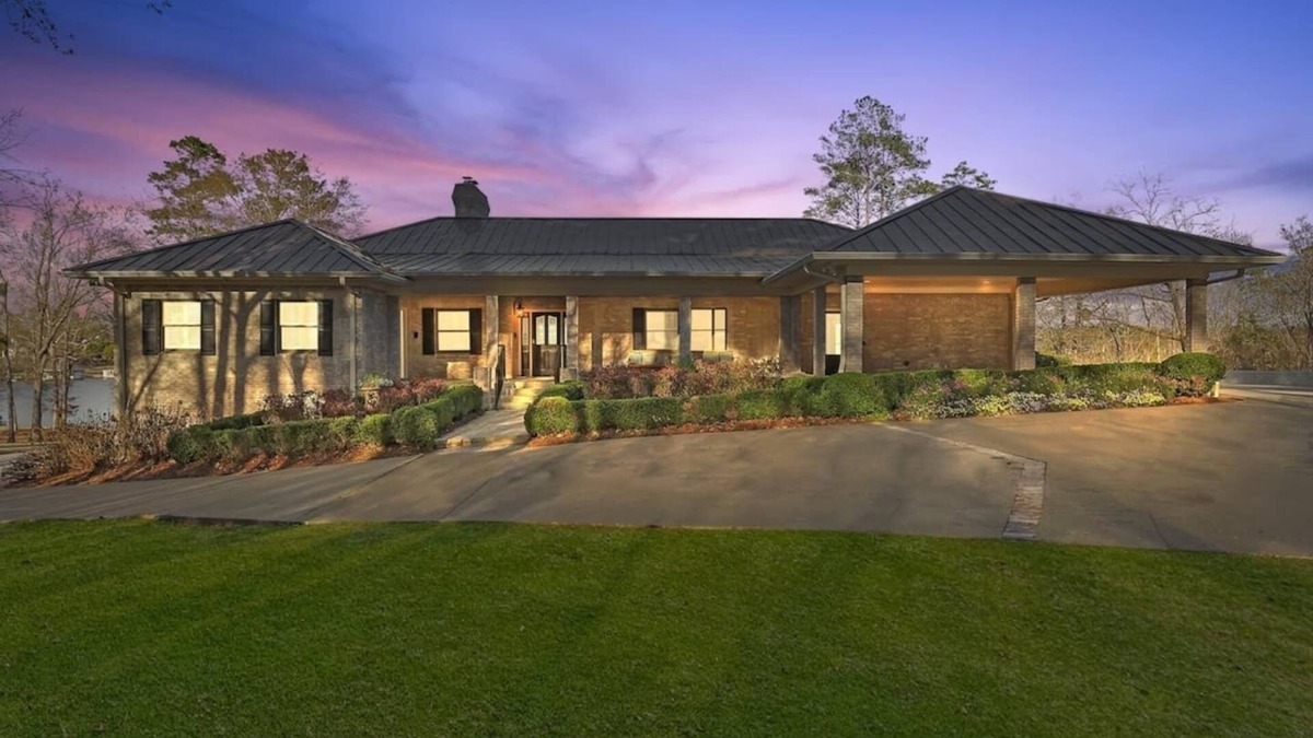 Macon House | This house is a 7 bedroom(s), 7 bathrooms, located in Lizella, GA.