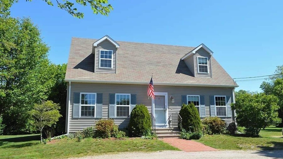 Matunuck House | This house is a 4 bedroom(s), 3 bathrooms, located in South Kingstown , RI.