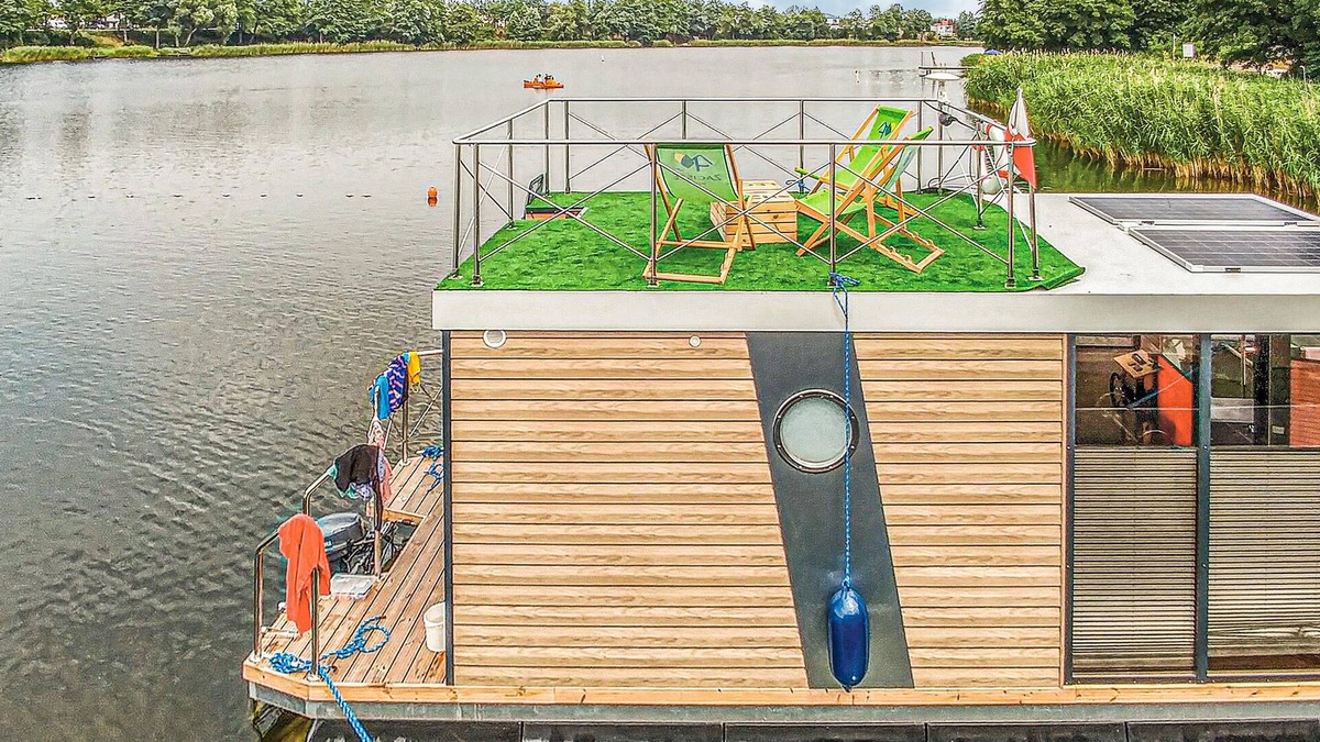 Zotow Boat Rental | This houseboat is located in the village Z.