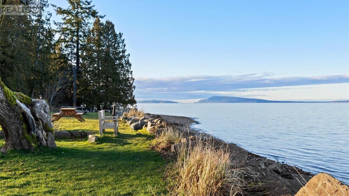 Regional District of Nanaimo House | This impeccable Villa is located on the lovely Qualicum Landing property. n