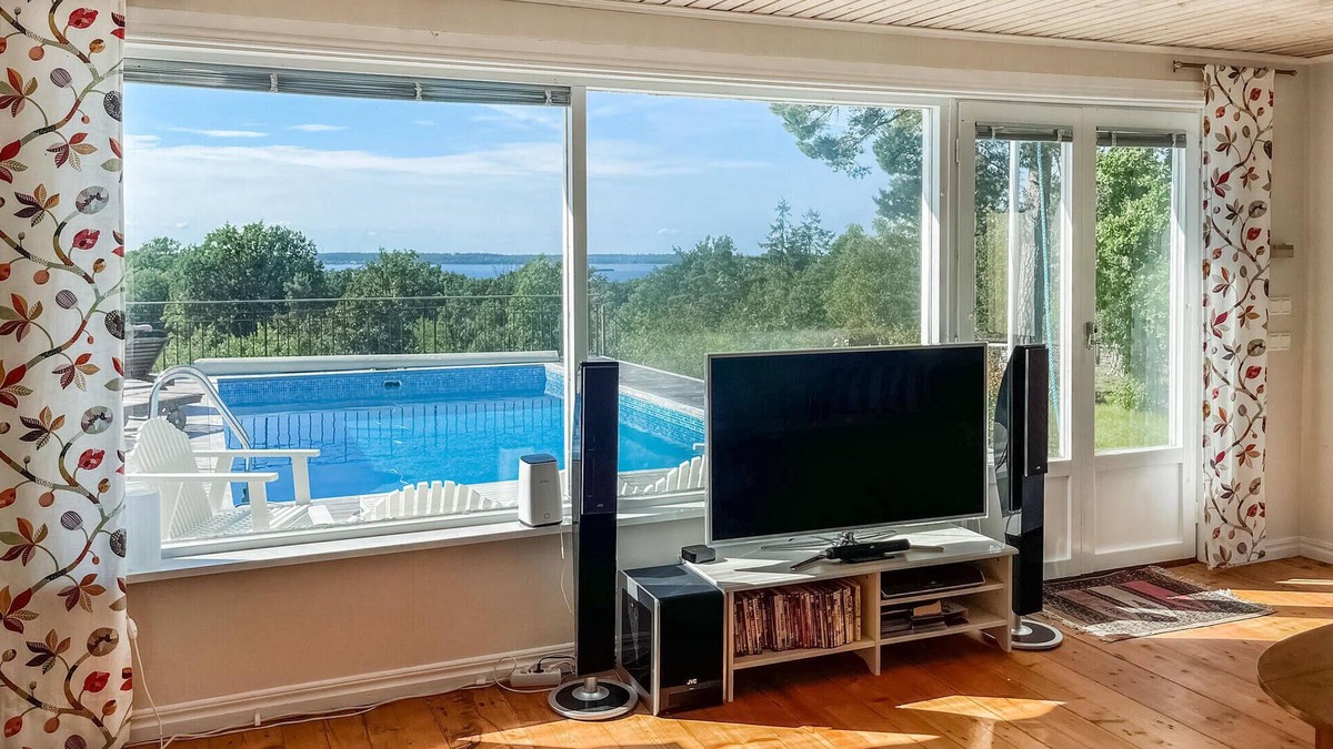 Stora Ror House | This inviting holiday home with a view of Kalmarstrae welcomes you with a shared outdoor pool.