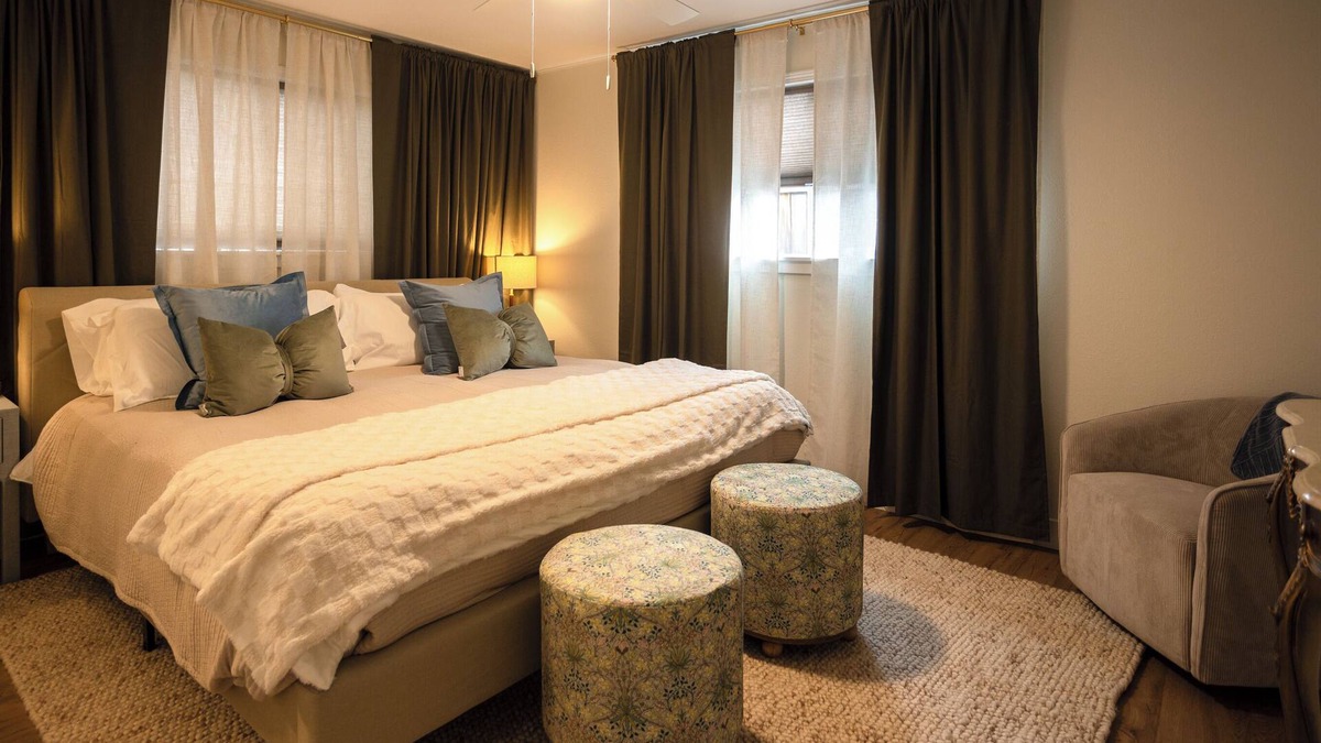 Central Point House | This is a 3 bedroom 2 bath home with large backyard. In the back of the property features a 1 bedroom fully equipped guest house with a gate from the backyard for easy access.