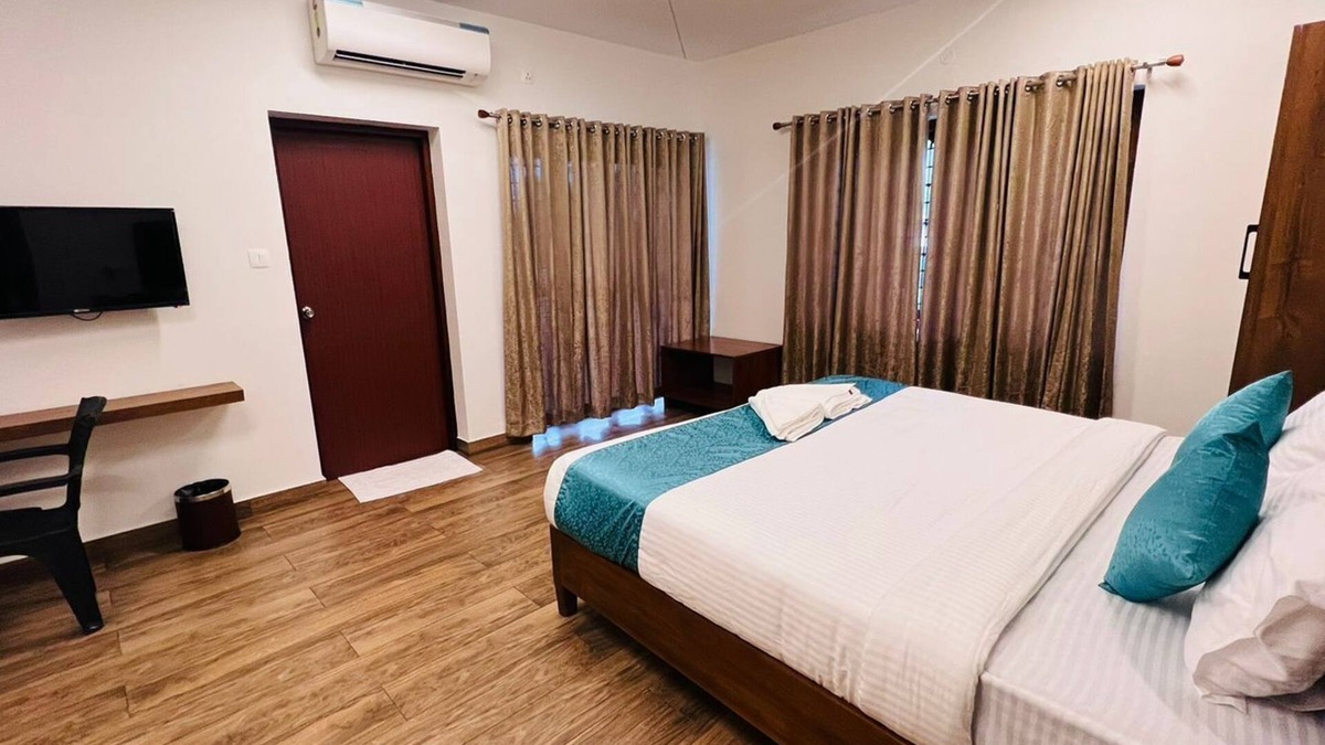 Kochi Villa | This is a 7-room Lakeside villa with a beautiful view and lawn.