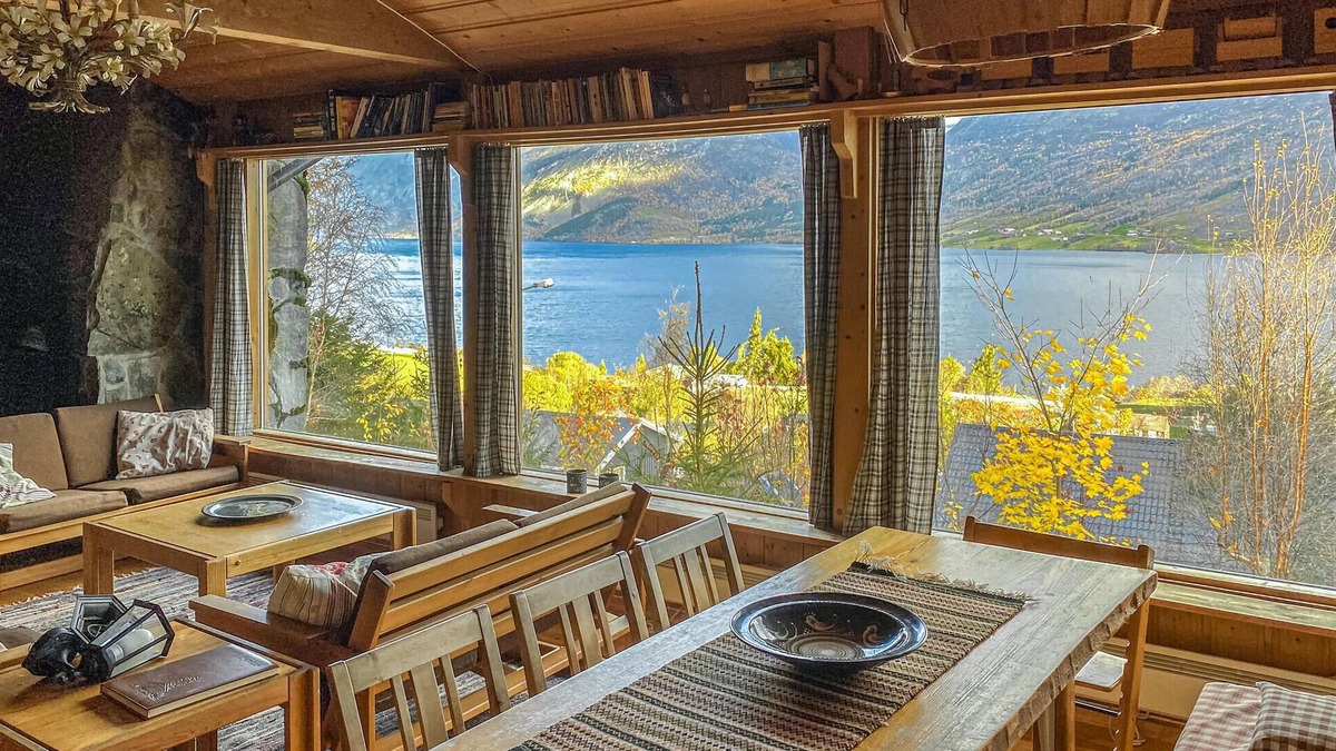 Vang House | This is a beautiful cottage with large windows and beautiful location on top of Grindaheim.