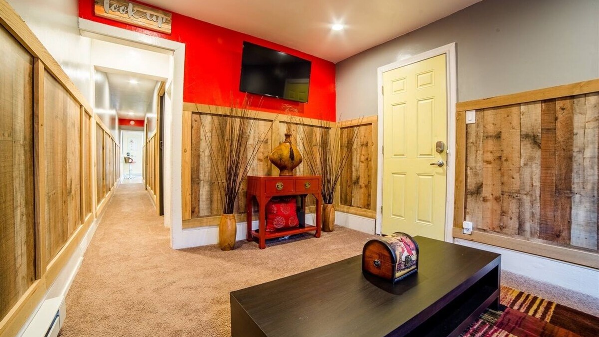 Frankford Apartment | This is a charming 2 bedroom, 1 bath apartment that has been recently remodeled.