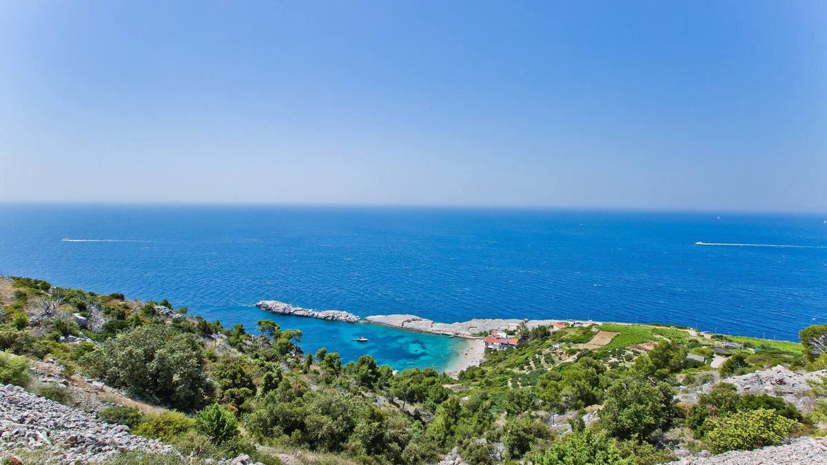 Zarace House | This is a house, with a large and astonishing view at the beach and open sea.