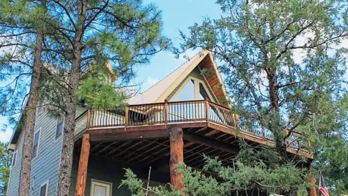 Ruidoso Downs House | This is a luxurious two-story mountain retreat tucked in Ruidoso Downs, NM.