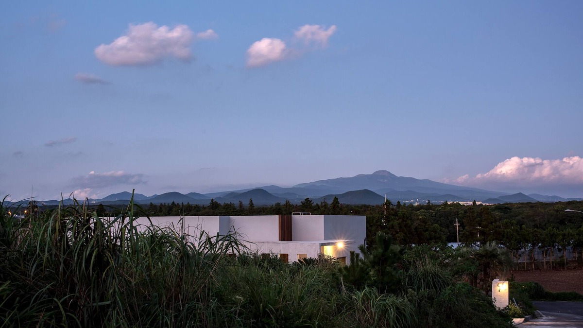 Andeok House | This is a modern design space, and you can enjoy outdoor bath facilities
