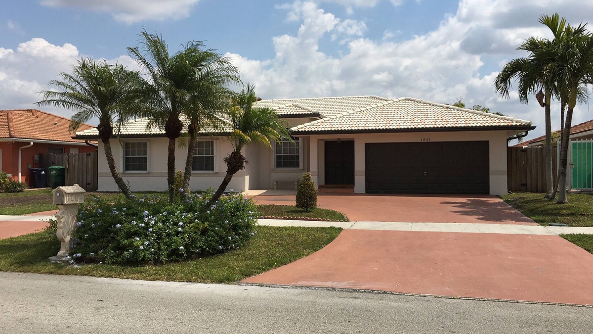 Tamiami House | This is a private Home, 4 Bedrooms, 2.5 Bathrooms Sleeps 8