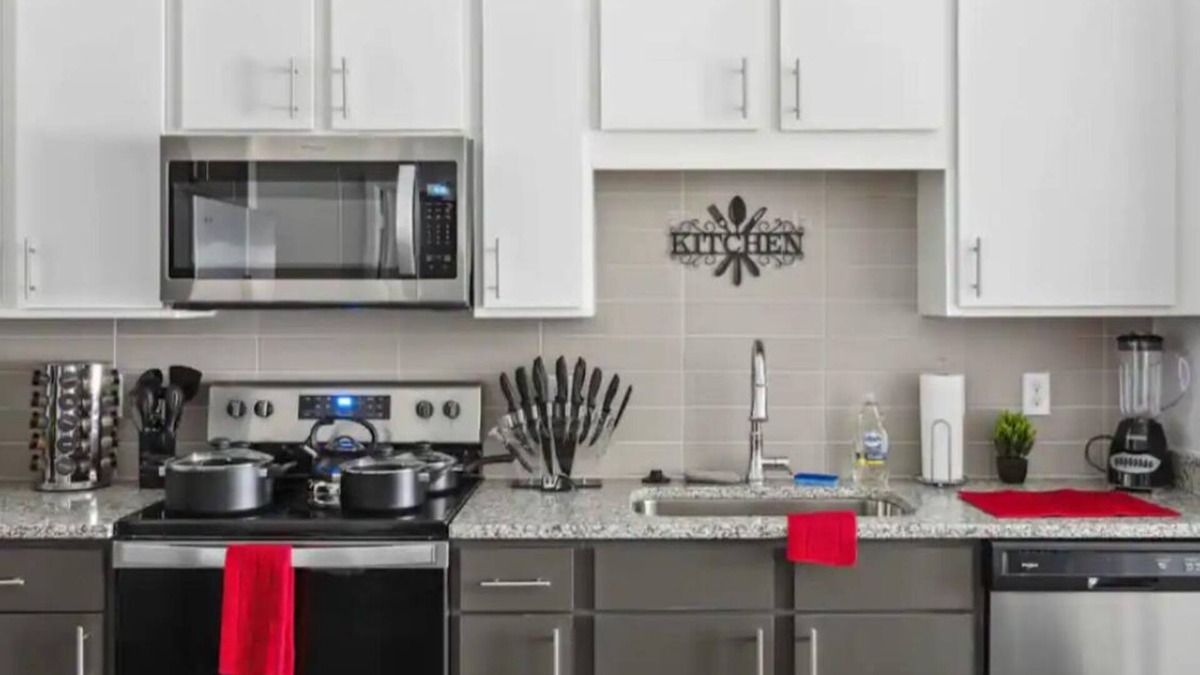 Doctors Inlet Apartment | This is a stylish apt1/bedroom pool/workout , free WiFi , many Great amenities