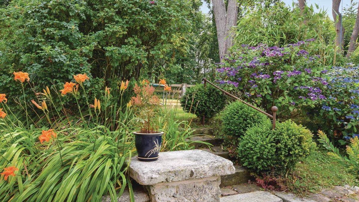 Ancourteville-sur-Hericourt House | This large cottage has an open fireplace.