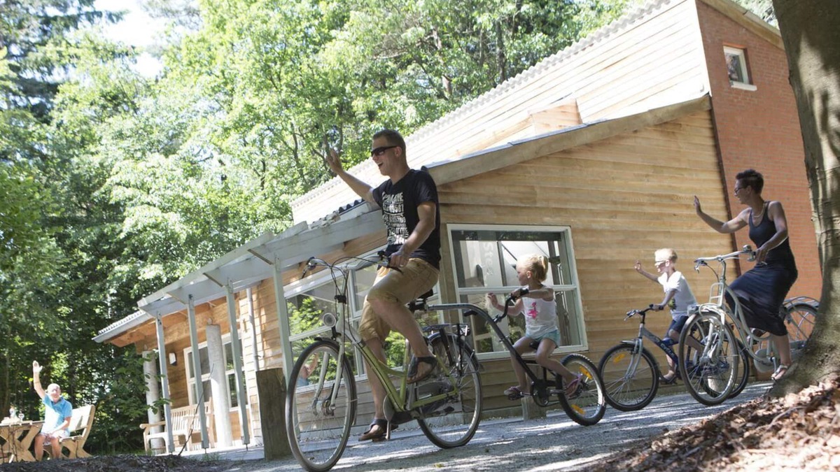 Norg House | This large holiday home "de Stee" is suitable for up to 12 people and is therefore the perfect location for a weekend getaway with family and/or friends. It is also accessible for people with disabilities.