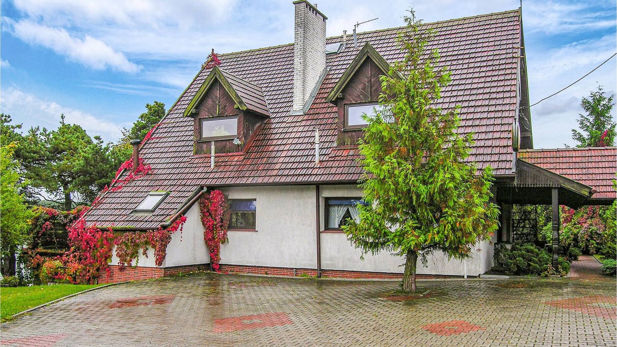 Piecki House | This large vacation home is situated on a natural plot on the shore of a lake.