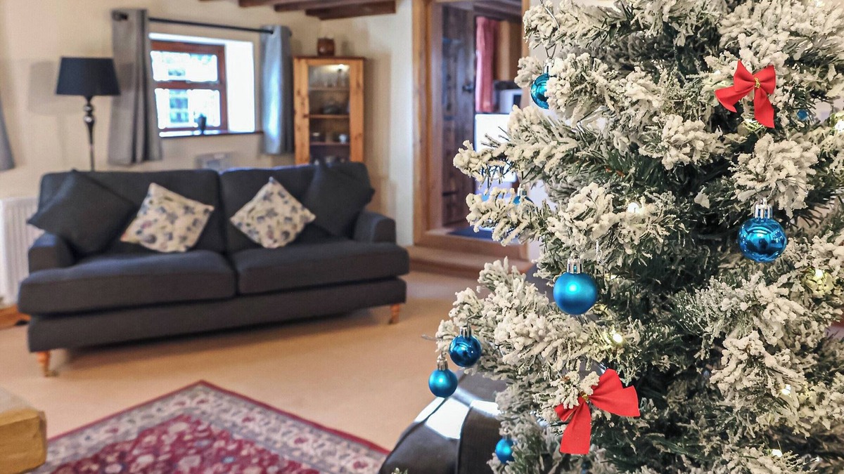 Poole Cottage | This lovely cottage is perfect for a small family or 2 couples looking to get away from it all.