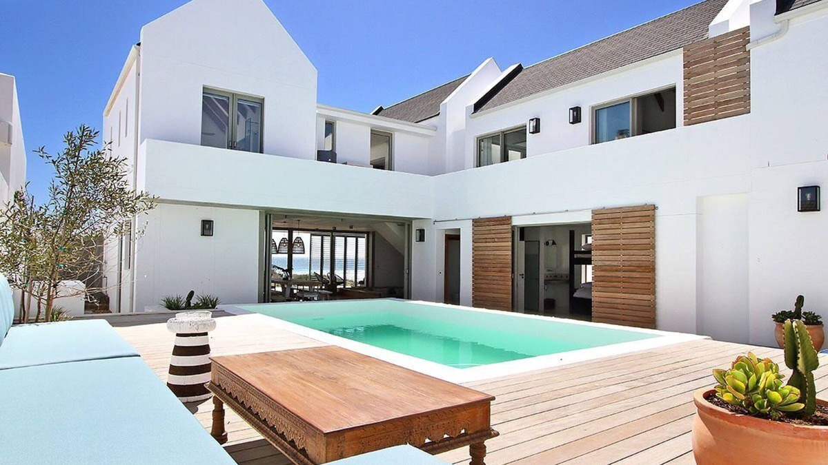 Stompneusbaai House | This luxurious villa set right on the beach in Britannia Bay is an ideal escape.