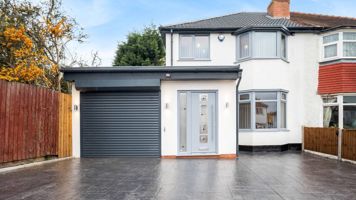 Harborne House | This luxury 4-bedroom townhouse is located in Harborne, a lovely area in the heart of Birmingham.