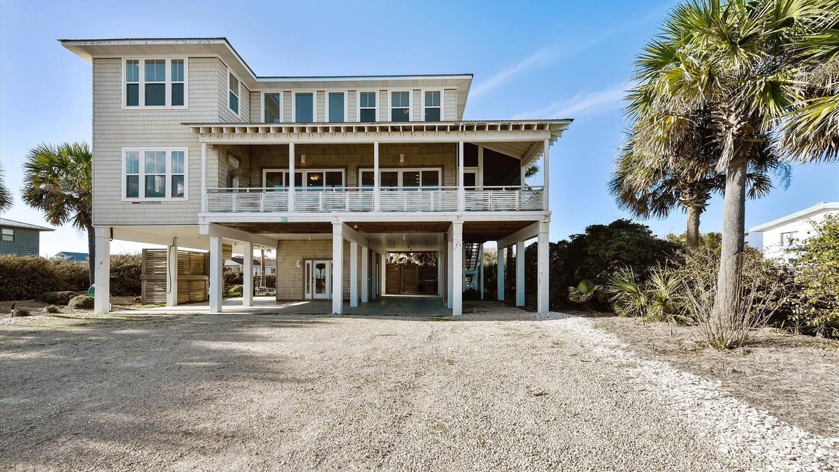 St. George Island House | THIS MAGNIFICENT HOUSE, SITS ABOVE ALL THE HOUSES AROUND IT!