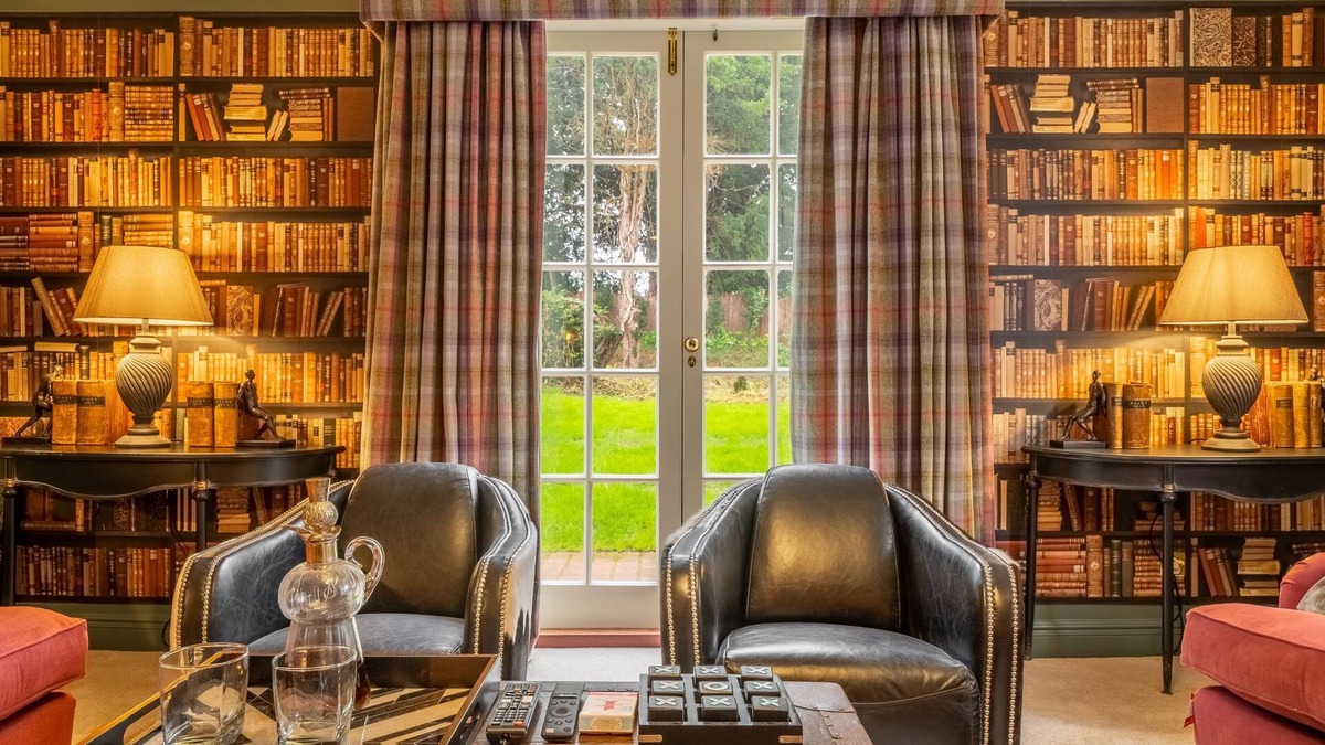 Pakenham House | This magnificent Grade II listed farmhouse dating from the 17th century sits proudly within 500 acre