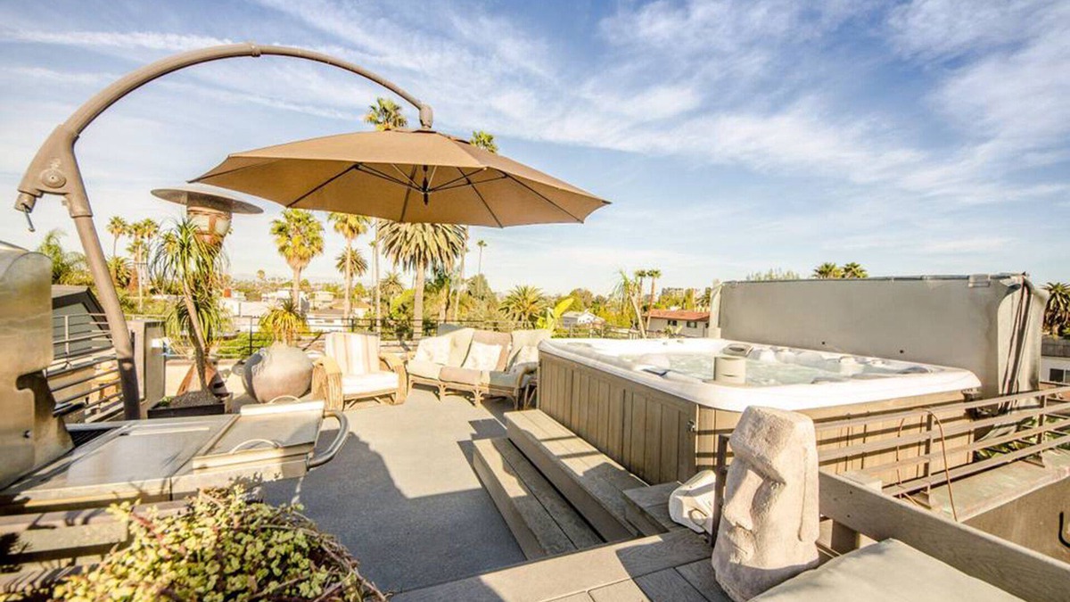 Venice Canals House | This modern architectural mansion overlooks the historic Venice Canals.
