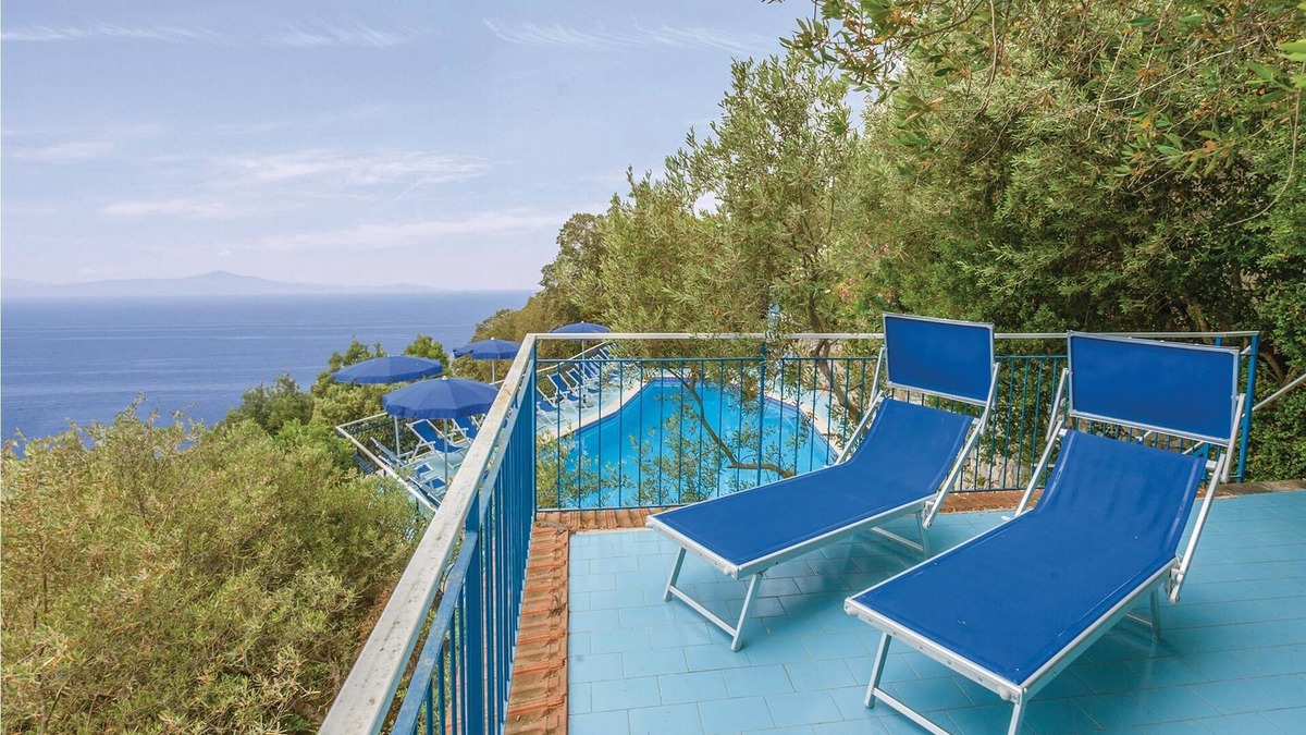 Monte Chiaro Apartment | This modern bungalow belongs to a vacation home complex directly above the sea, with a unique panora
