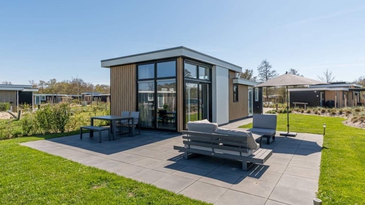 Burgh-Haamstede House | This modern chalet with 'Beach style' finish is located on a spacious plot and suitable for 4 people