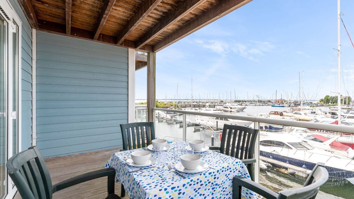 Municipality of Hellevoetsluis Apartment | This nice 4-pers. corner-apartment on the 1st floor with unique harbor view near the beach.