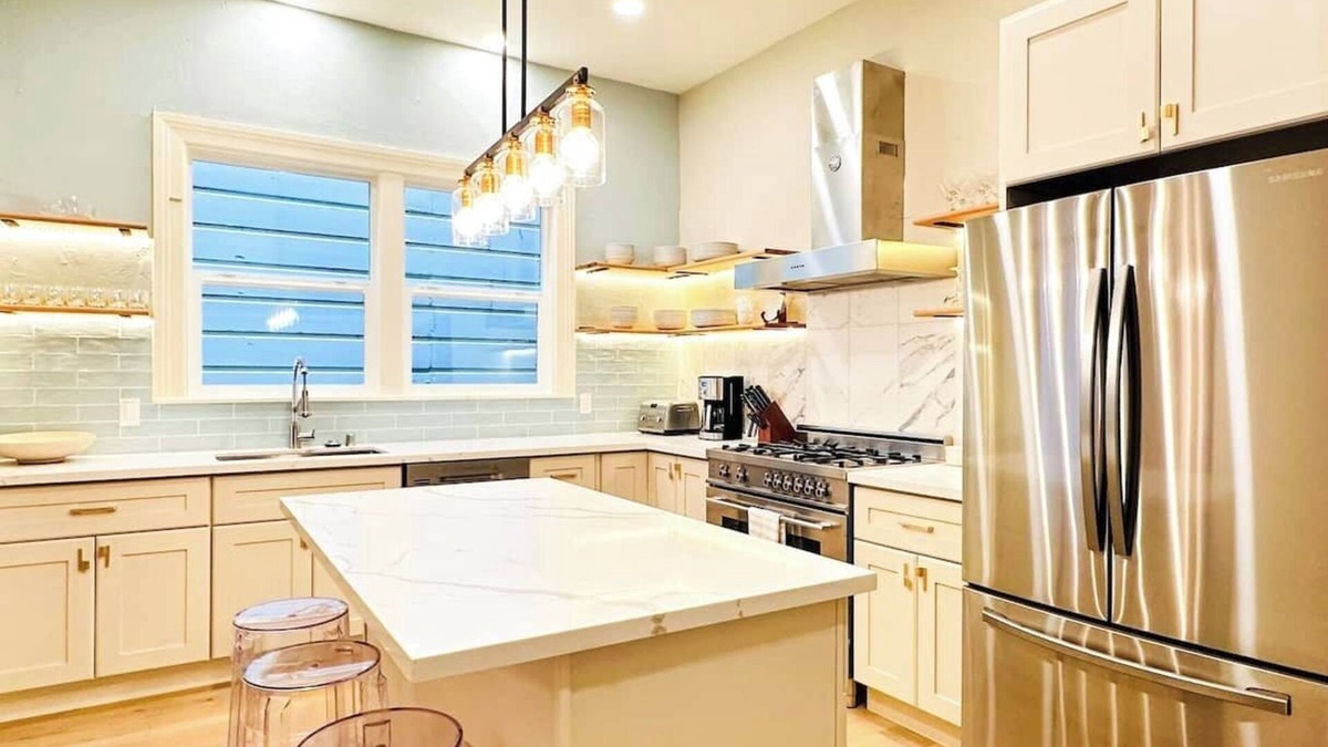 Duboce Triangle Apartment | This other is a 5 bedroom(s), 2 bathrooms, located in San Francisco, CA.