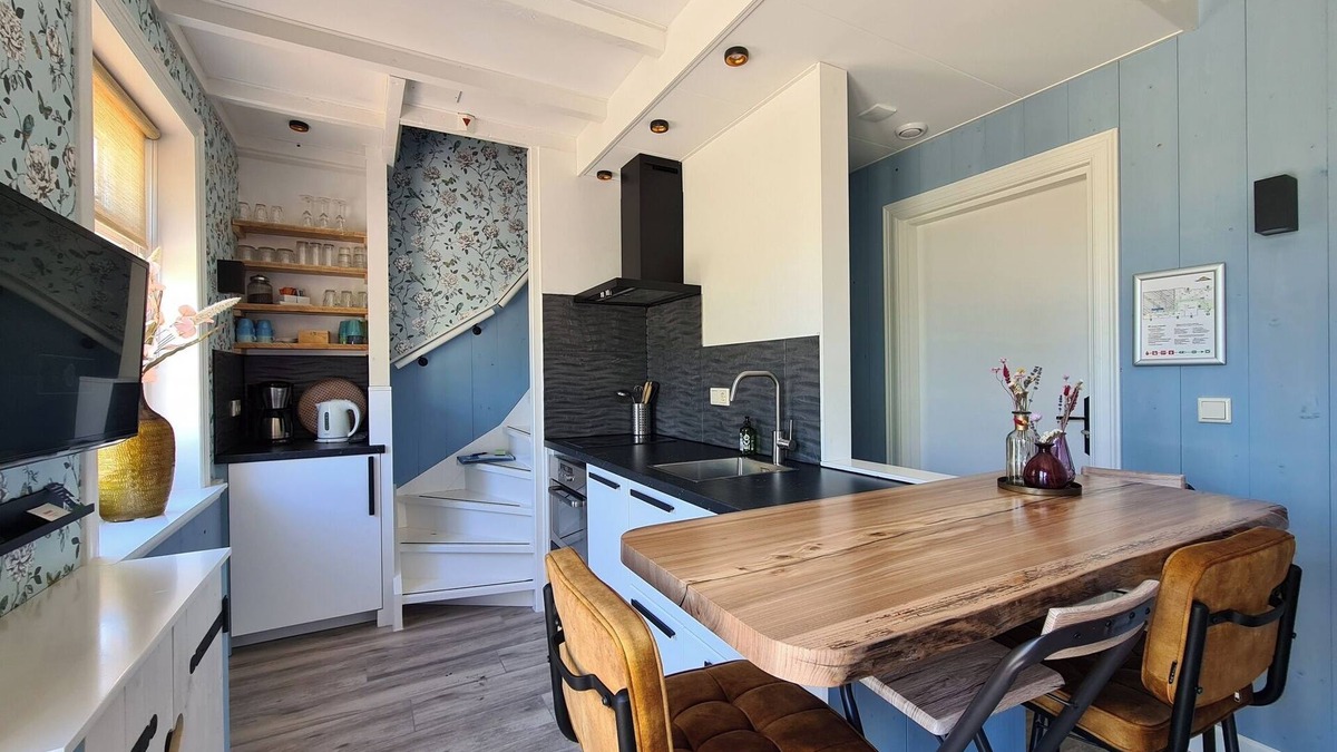 Oudeslius House | This pet-friendly vacation apartment offers luxury and comfort with two bathrooms, a private terrace and plenty of space. Start your day with fresh rolls and luxury coffee and enjoy the Kop van Noord-Holland.