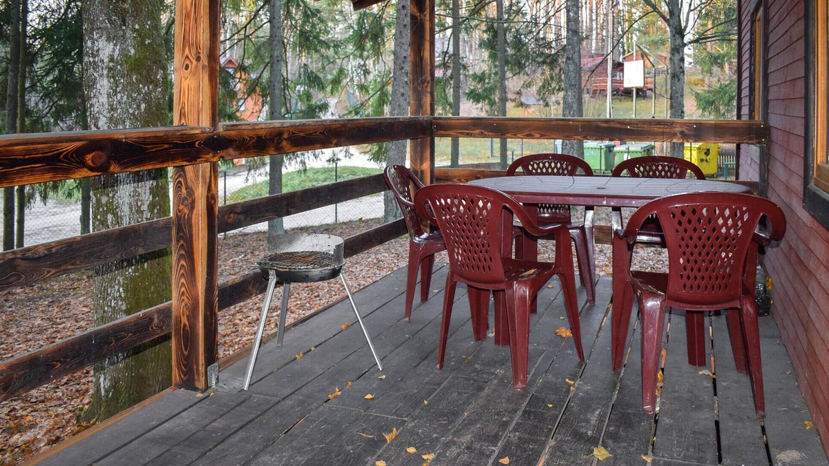 Biskupiec House | This practical hut welcomes you to Lake Dadaj for a great nature experience.