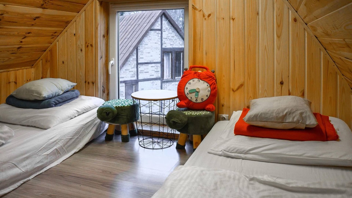 Biskupiec House | This practical hut welcomes you to Lake Dadaj for a great nature experience.