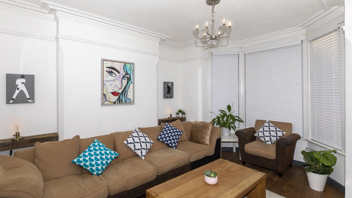 Sneinton House | This Pristine&Spacious 5bed secure home awaits you