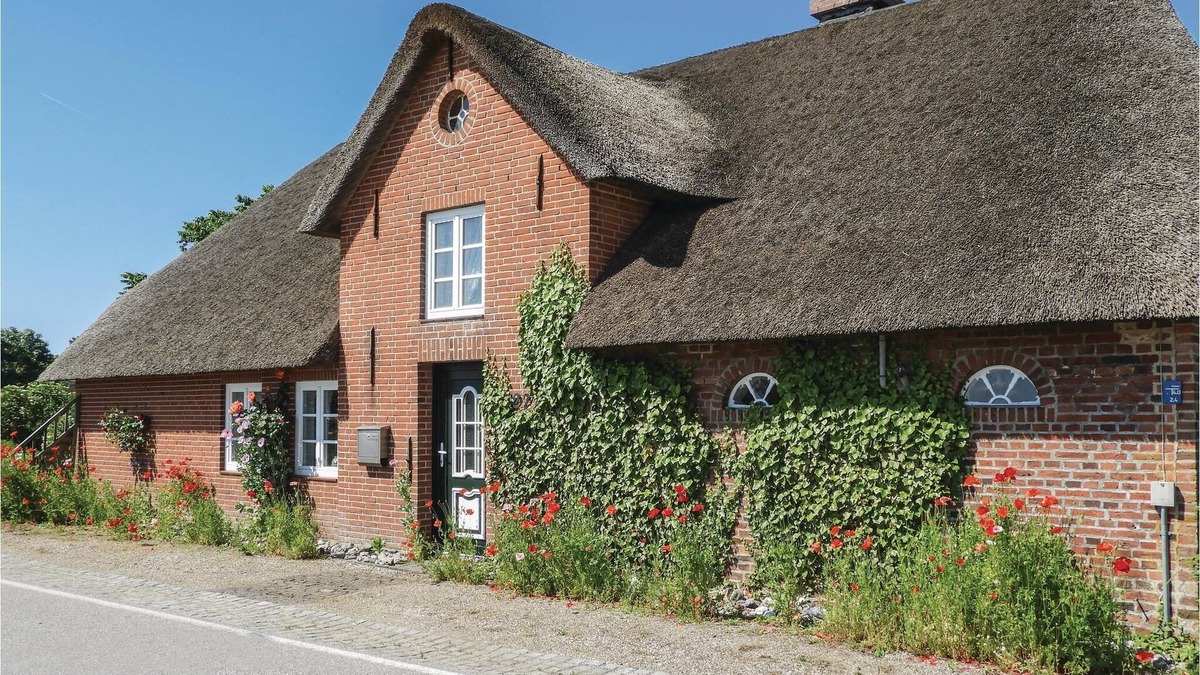 Neugalmsbull House | This quaint thatched house was made into a cozy vacation home for 4 people without losing the typica