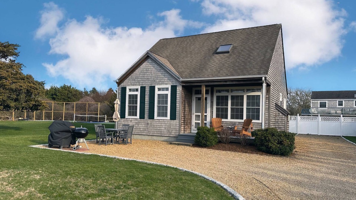 Katama Cottage | This Romantic Cottage is Simply a Cut Above -