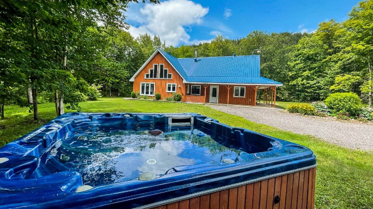 Saint-Raymond Ski Chalet | This rustic chalet has 3 bedrooms and can accommodate up to 8 people.