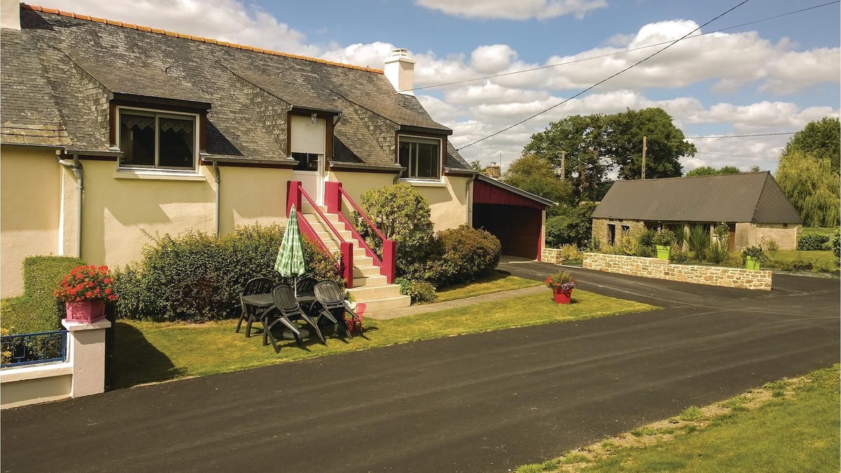 Plussulien House | This semi-detached house on the 1st floor is located in Brittany, making it an ideal holiday destina