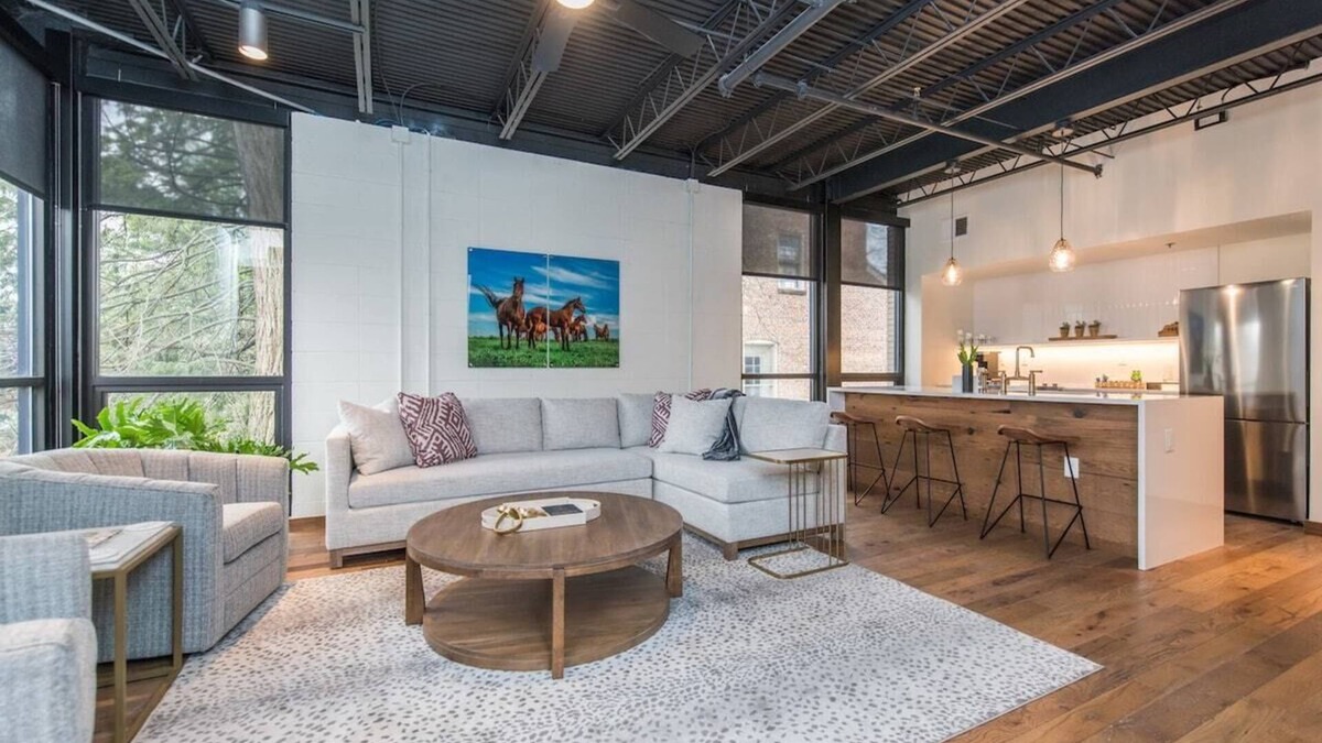 Downtown Apartment | This serviced apartment is a 2 bedroom(s), 2 bathrooms, located in Lexington, KY.