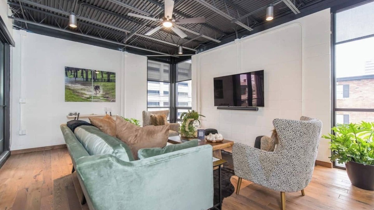 Downtown Apartment | This serviced apartment is a 2 bedroom(s), 2 bathrooms, located in Lexington, KY.