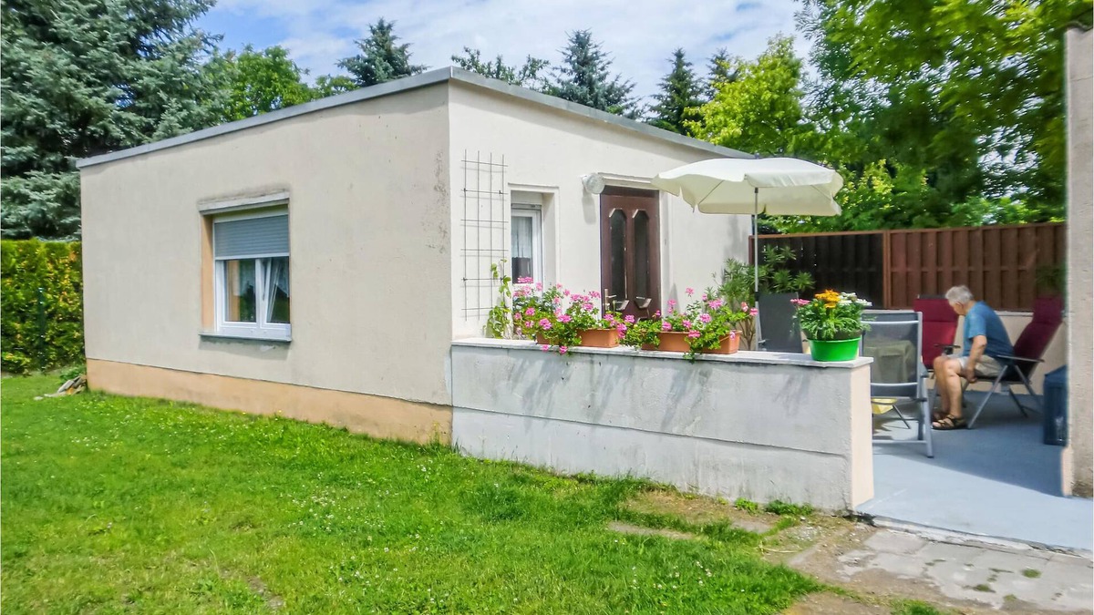 Schneidlingen House | This simple bungalow in Schneidlingen can accommodate up to 3 people.