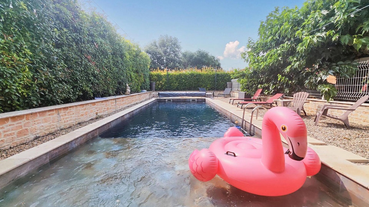 Aspiran House | This spacious and family-friendly vacation home welcomes you with swimming pool and many amenities.