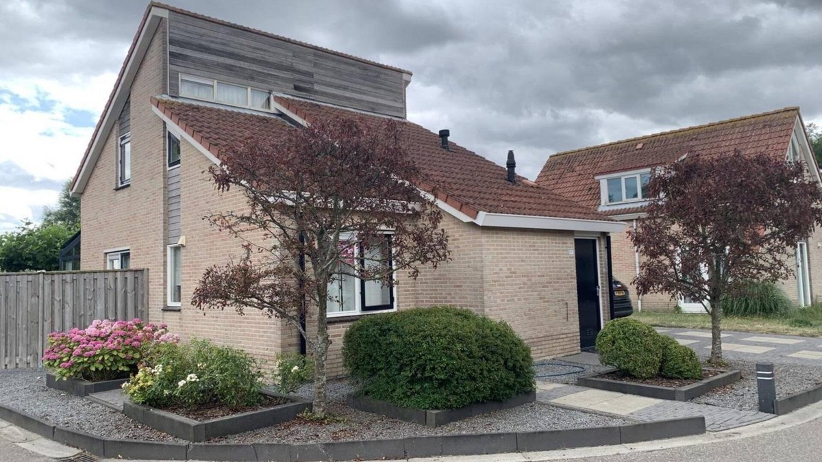 Breskens House | This spacious detached bungalow, type Schelde, for 8 persons with a spacious garden, on the water, has been completely renovated.