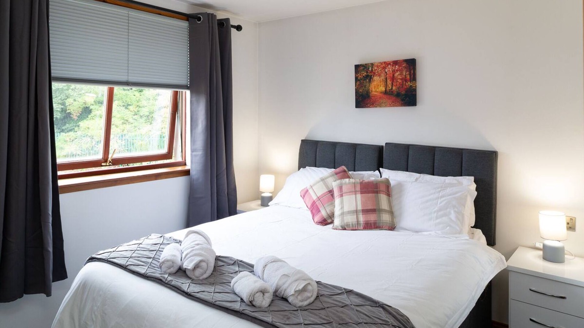 Dunfermline Apartment | This stunning apartment is located in the heart of Dunfermline Town