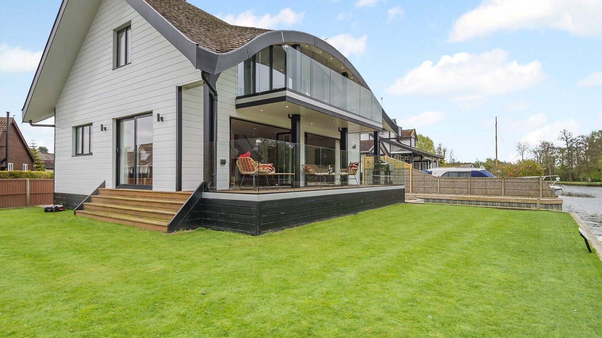 Wroxham Cottage | This stunning waterside home offers an amazing space for families and friends.