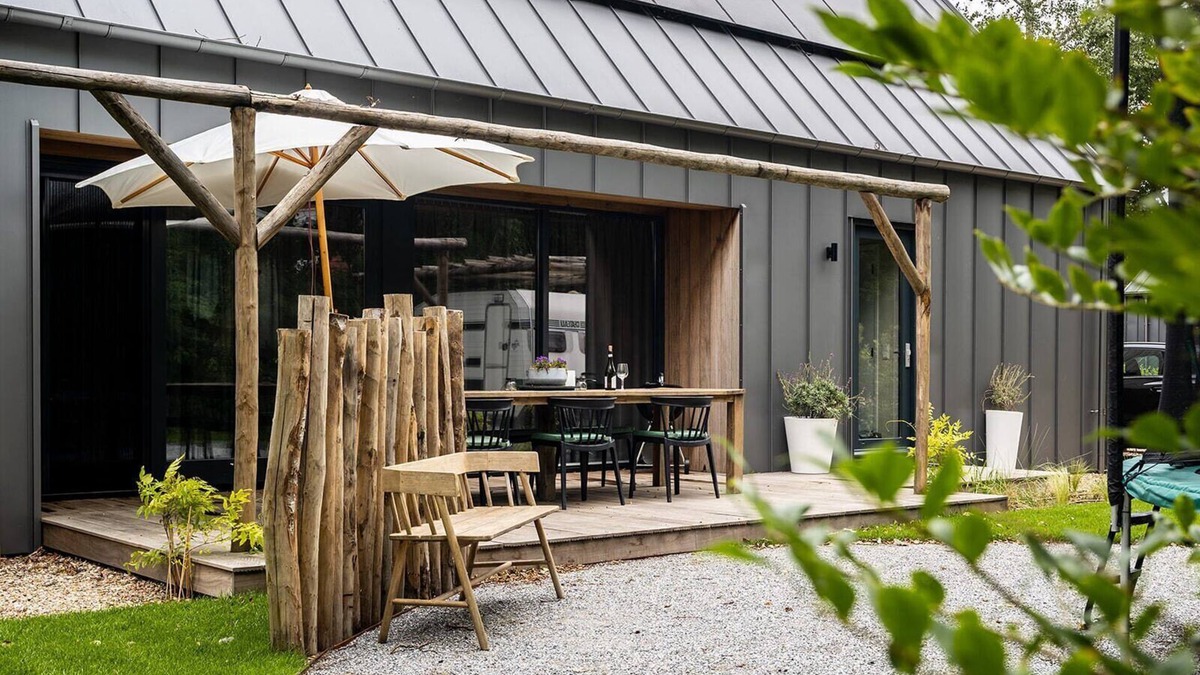 Ouddorp House | This stylish and luxurious holiday home near the sea is perfect for families and all seasons. With a spacious garden and modern kitchen, you’ll enjoy peace, comfort, and quality time together.