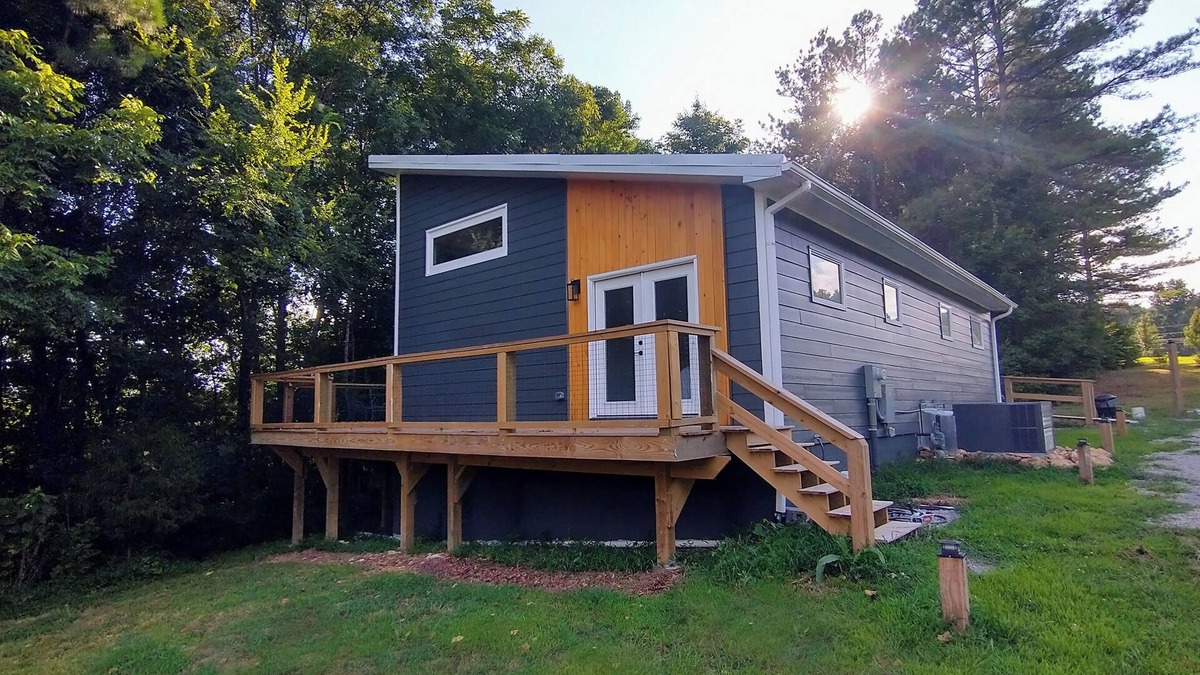 Summertown House | This stylish, modern country home is perfect for a getaway in Summertown, TN.