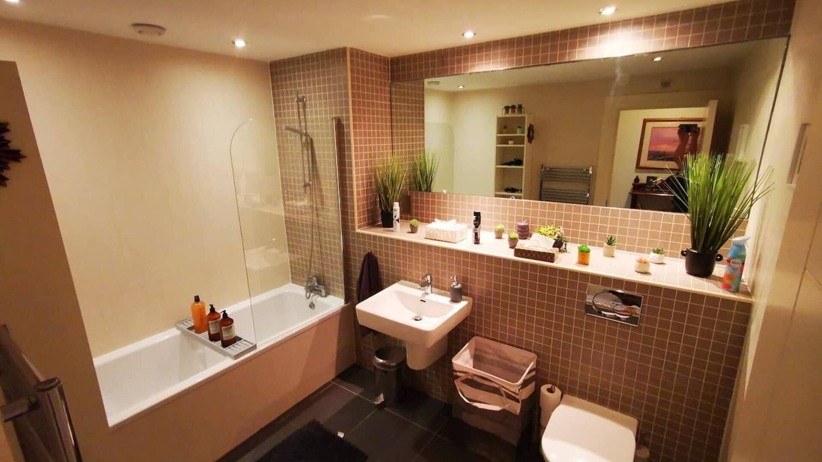 Ormeau Apartment | This stylish place to stay is perfect for families with a huge living space and big bedrooms