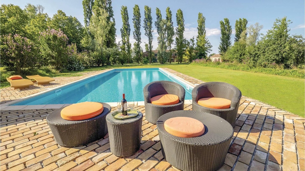 Taglio di Po House | This terraced house, 2 km from Taglio di Po, is located in a beautiful estate with communal pool, su